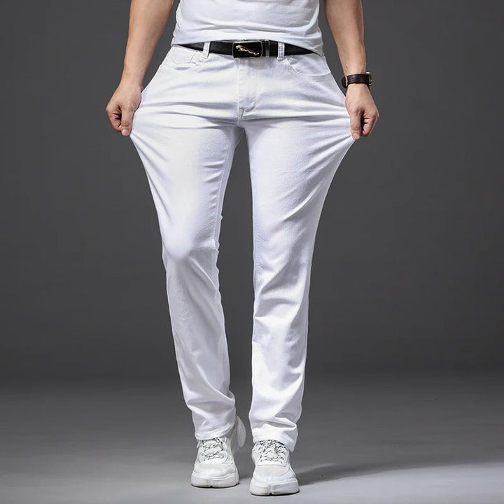 Miesten valkoiset slim fit -farkut, moderni tyyli, pehmeä ja joustava materiaali, täydellinen istuvuus.