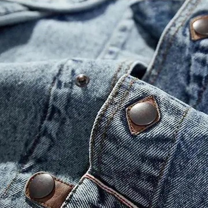 Herre vintage klassisk denimjakke, tidløs blå, afslappet pasform, med detaljerede syninger.