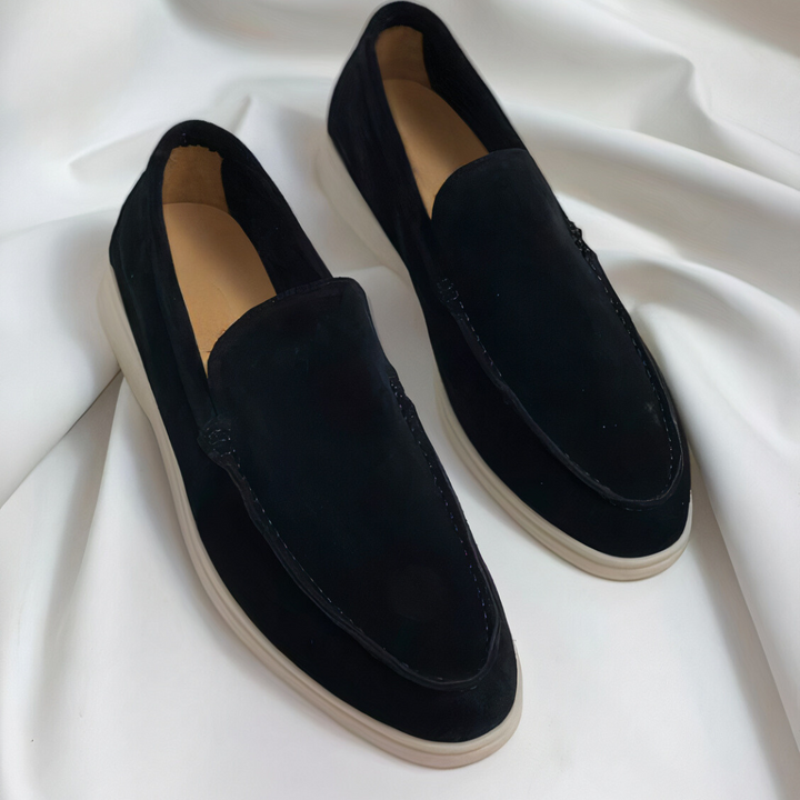 "Miesten vintage-tyyliset nahkaloaferit, edestä kuvattu, ruskeaa PU-nahkaa, klassinen muotoilu, elegantti viimeistely."
