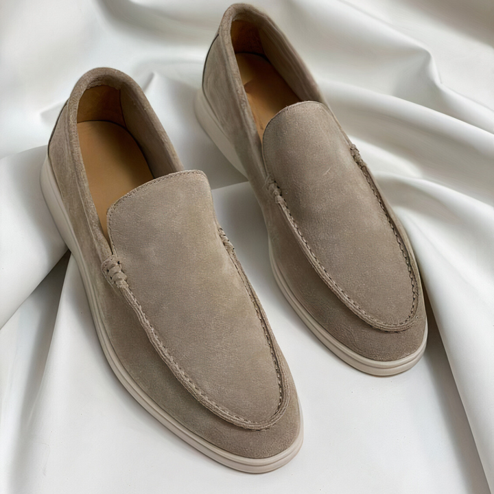 "Miesten vintage-tyyliset nahkaloaferit, edestä kuvattu, ruskeaa PU-nahkaa, klassinen muotoilu, elegantti viimeistely."