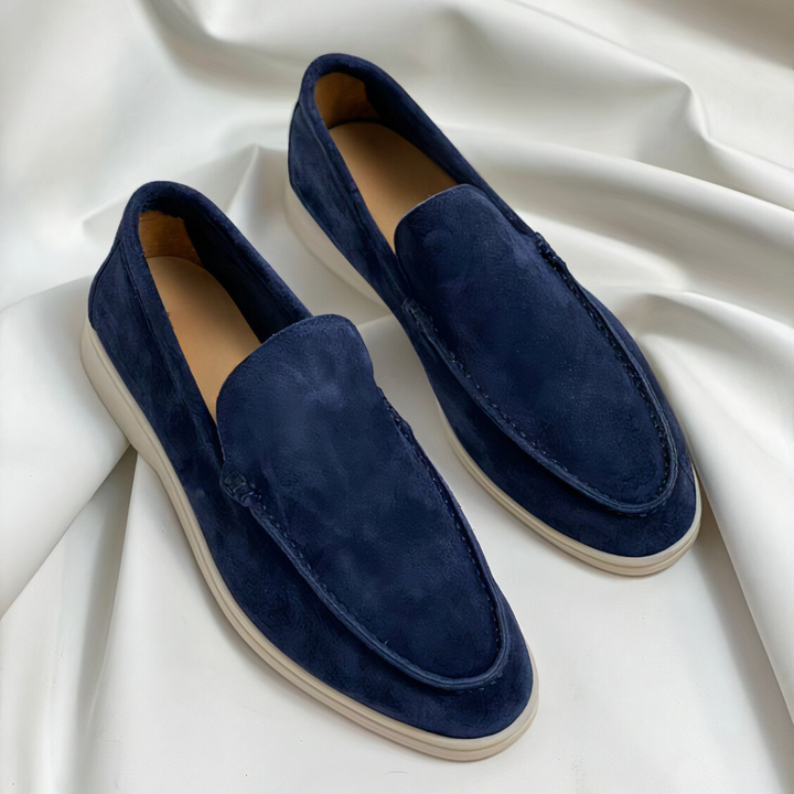 "Miesten vintage-tyyliset nahkaloaferit, edestä kuvattu, ruskeaa PU-nahkaa, klassinen muotoilu, elegantti viimeistely."