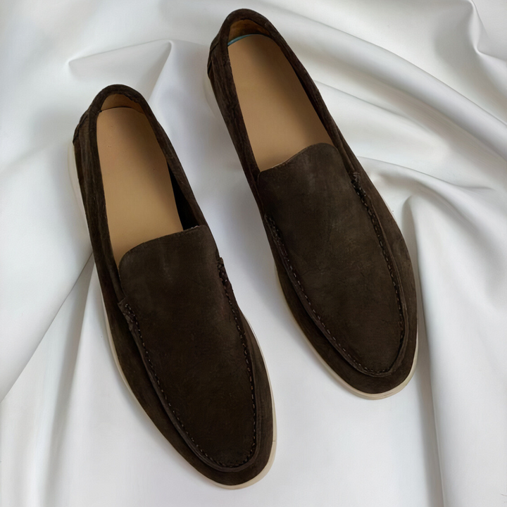 "Miesten vintage-tyyliset nahkaloaferit, edestä kuvattu, ruskeaa PU-nahkaa, klassinen muotoilu, elegantti viimeistely."