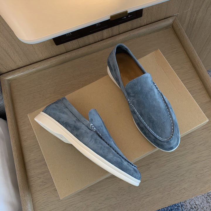 "Miesten vintage-tyyliset nahkaloaferit, edestä kuvattu, ruskeaa PU-nahkaa, klassinen muotoilu, elegantti viimeistely."
