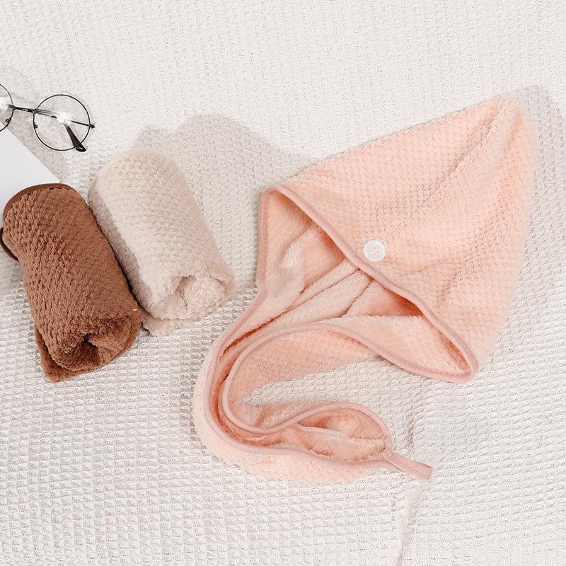 Dame hårhåndklæde i mikrofiber med knaplukning, superabsorberende, i hvid, pink og brun. Saunatekstil.