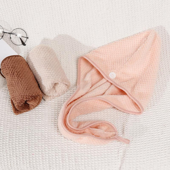 Dame hårhåndklæde i mikrofiber med knaplukning, superabsorberende, i hvid, pink og brun. Saunatekstil.