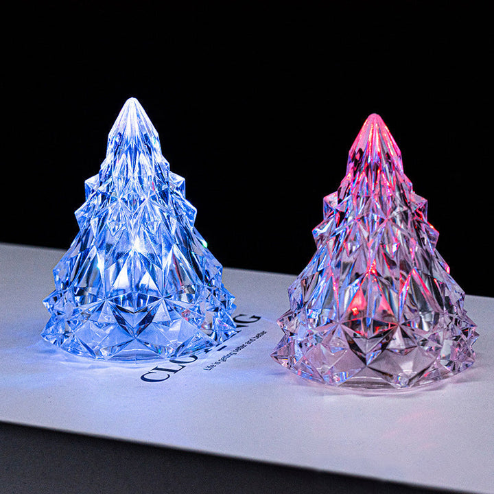 Mini LED Krystal Juletræ Natlys, strålende farver, krystallignende design, skaber varm atmosfære.