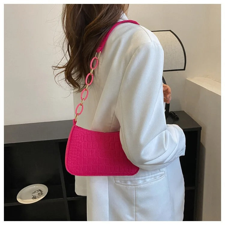 Minimalistisk dame skuldertaske, halvmåneformet top, firkantet bund, grå, kort skulderrem, stilfuld.