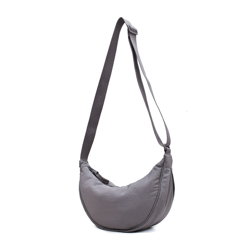 Minimalistisk dame crossbody taske i holdbart materiale, med justerbar rem og rummeligt indre.