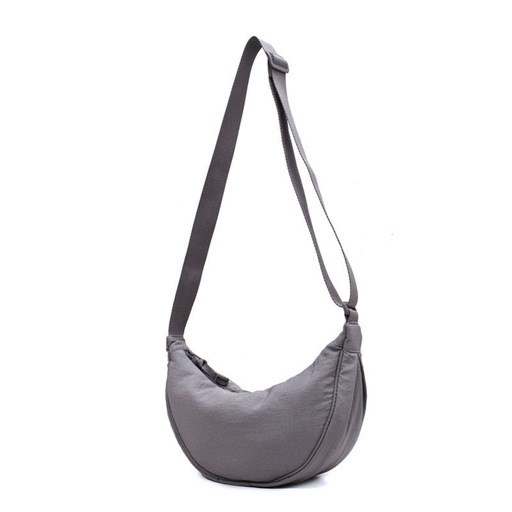 Minimalistisk dame crossbody taske i holdbart materiale, med justerbar rem og rummeligt indre.