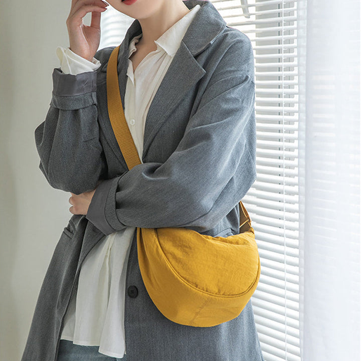 Minimalistisk dame crossbody taske i holdbart materiale, med justerbar rem og rummeligt indre.