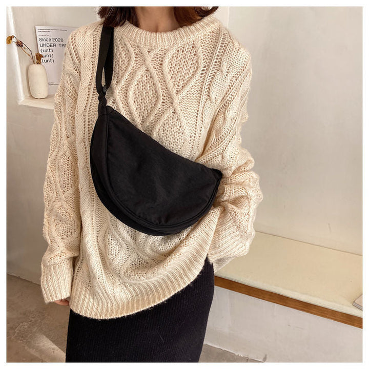 Minimalistisk dame crossbody taske i holdbart materiale, med justerbar rem og rummeligt indre.