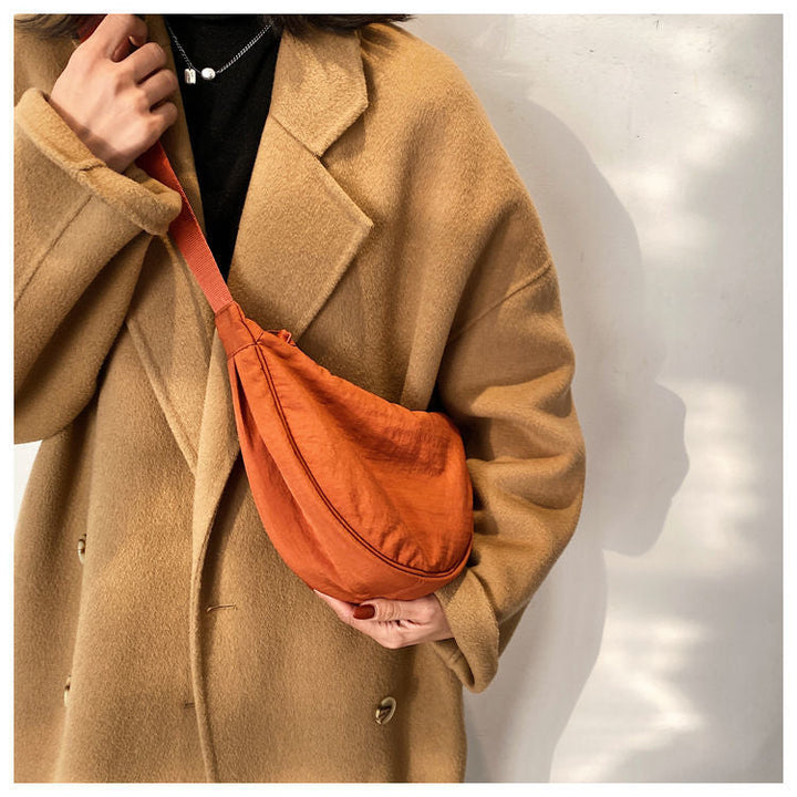 Minimalistisk dame crossbody taske i holdbart materiale, med justerbar rem og rummeligt indre.