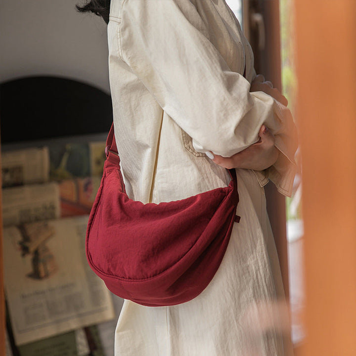 Minimalistisk dame crossbody taske i holdbart materiale, med justerbar rem og rummeligt indre.