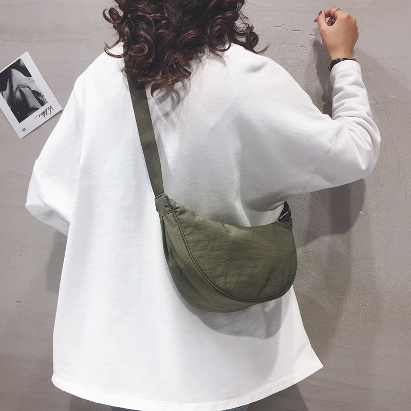 Minimalistisk dame crossbody taske i holdbart materiale, med justerbar rem og rummeligt indre.
