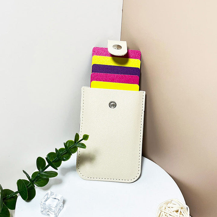 Minimalistinen slim monikorttikotelo unisex PU-nahkaa, pitää 5 korttia, kompakti koko 11x7.5x1 cm, nappikiinnitys.