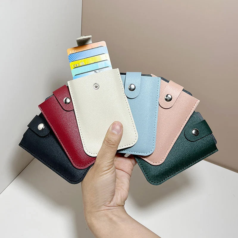 Minimalistinen slim monikorttikotelo unisex PU-nahkaa, pitää 5 korttia, kompakti koko 11x7.5x1 cm, nappikiinnitys.