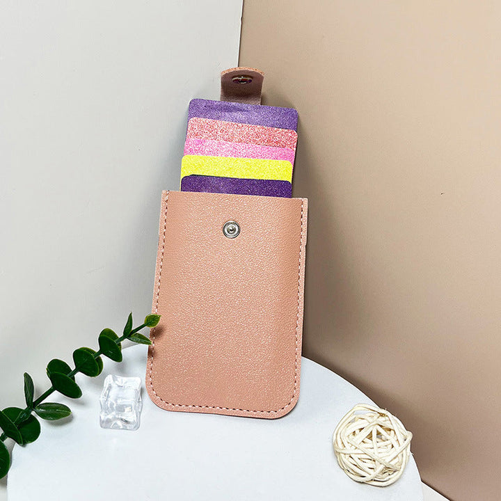 Minimalistinen slim monikorttikotelo unisex PU-nahkaa, pitää 5 korttia, kompakti koko 11x7.5x1 cm, nappikiinnitys.