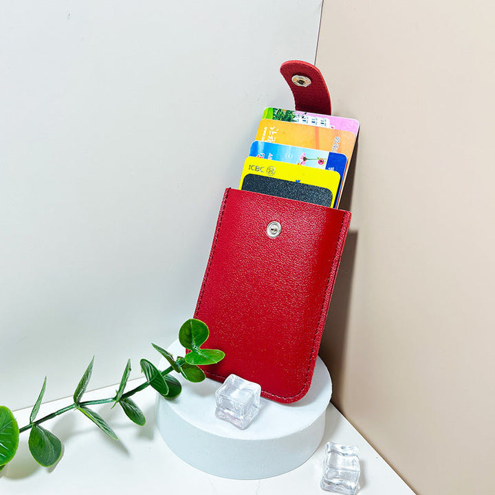 Minimalistinen slim monikorttikotelo unisex PU-nahkaa, pitää 5 korttia, kompakti koko 11x7.5x1 cm, nappikiinnitys.