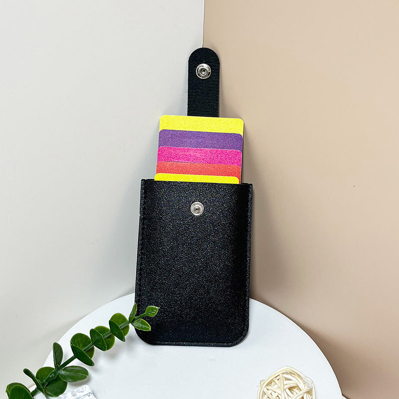 Minimalistinen slim monikorttikotelo unisex PU-nahkaa, pitää 5 korttia, kompakti koko 11x7.5x1 cm, nappikiinnitys.