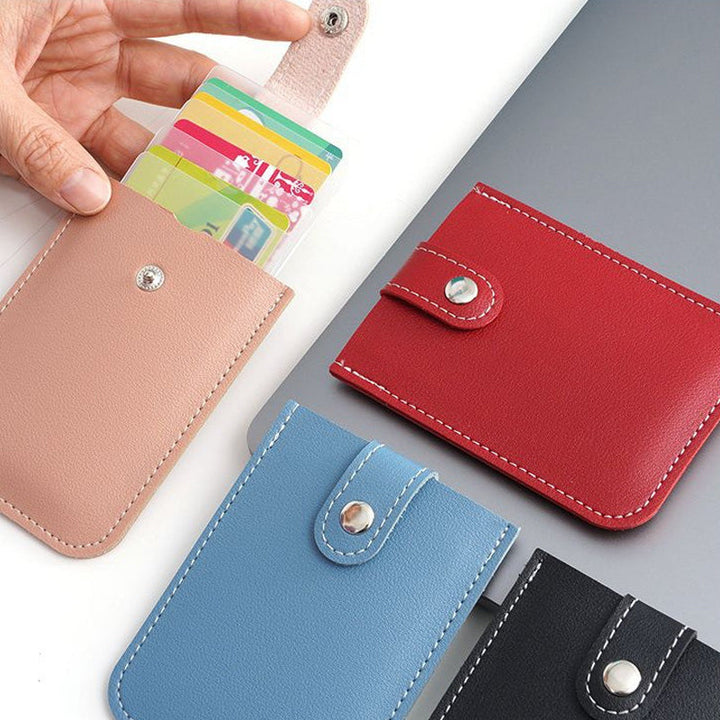 Minimalistinen slim monikorttikotelo unisex PU-nahkaa, pitää 5 korttia, kompakti koko 11x7.5x1 cm, nappikiinnitys.
