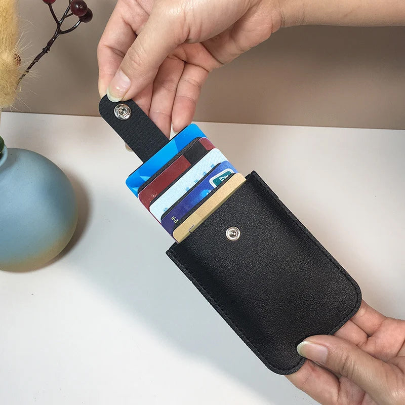 Minimalistinen slim monikorttikotelo unisex PU-nahkaa, pitää 5 korttia, kompakti koko 11x7.5x1 cm, nappikiinnitys.