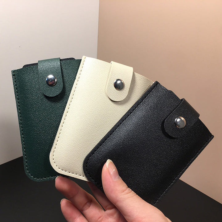Minimalistinen slim monikorttikotelo unisex PU-nahkaa, pitää 5 korttia, kompakti koko 11x7.5x1 cm, nappikiinnitys.