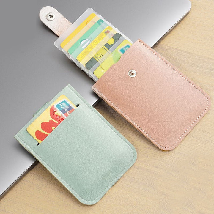 Minimalistinen slim monikorttikotelo unisex PU-nahkaa, pitää 5 korttia, kompakti koko 11x7.5x1 cm, nappikiinnitys.