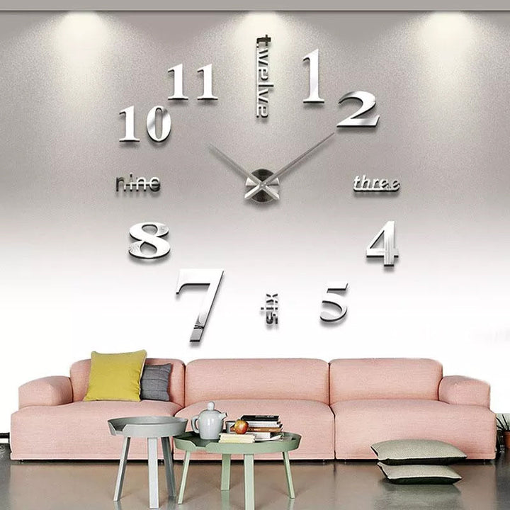 Moderne akryl DIY vægur i sølv, stort minimalistisk design, monteret på hvid væg, stille mekanisme.