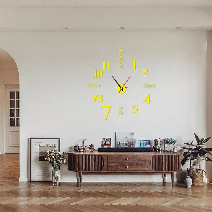 Moderne akryl DIY vægur i sølv, stort minimalistisk design, monteret på hvid væg, stille mekanisme.