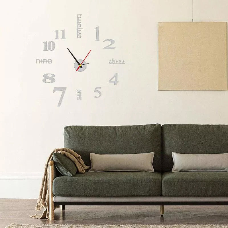 Moderne akryl DIY vægur i sølv, stort minimalistisk design, monteret på hvid væg, stille mekanisme.