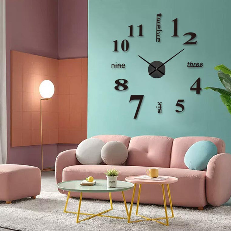 Moderne akryl DIY vægur i sølv, stort minimalistisk design, monteret på hvid væg, stille mekanisme.