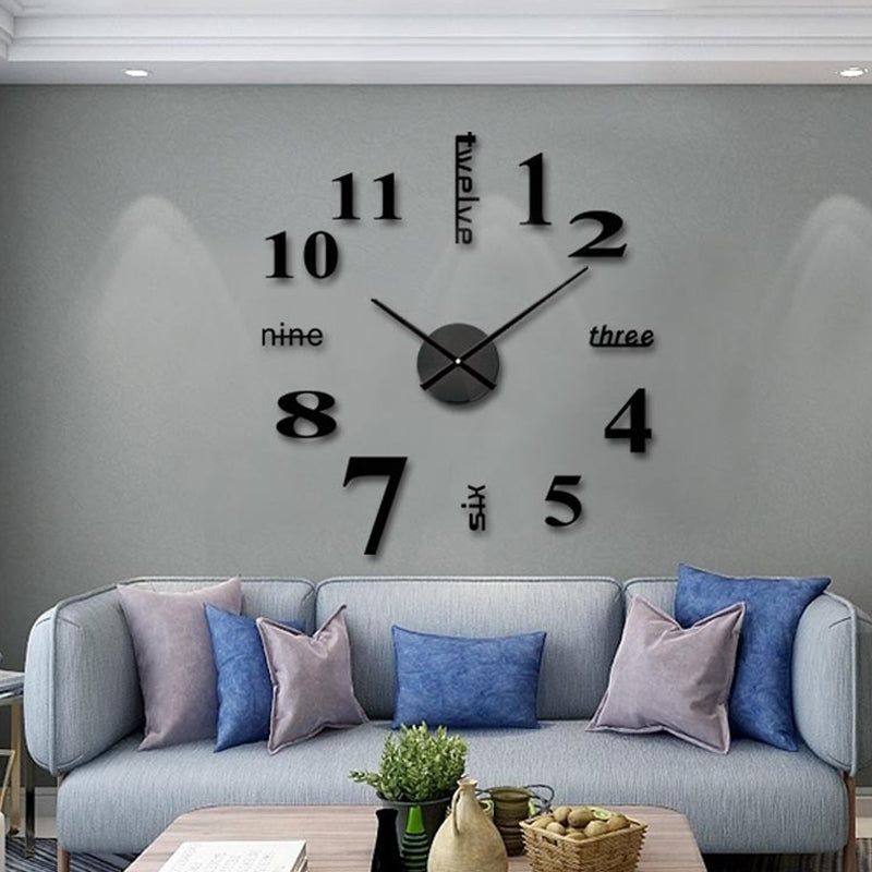 Moderne akryl DIY vægur i sølv, stort minimalistisk design, monteret på hvid væg, stille mekanisme.