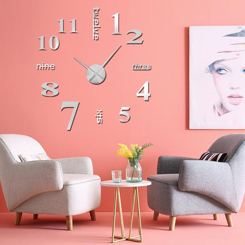 Moderne akryl DIY vægur i sølv, stort minimalistisk design, monteret på hvid væg, stille mekanisme.