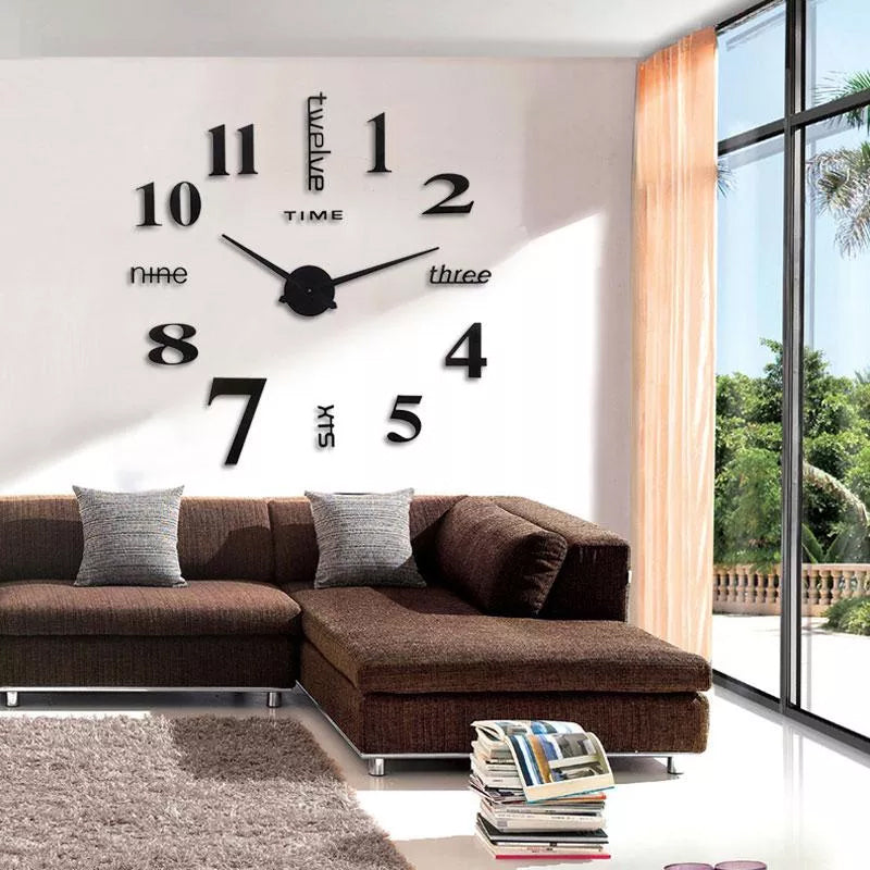 Moderne akryl DIY vægur i sølv, stort minimalistisk design, monteret på hvid væg, stille mekanisme.