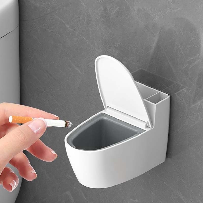 Moderne sølv-guld-hvid toilet askebæger, der ligner et miniaturetoilet, lavet af holdbart ABS-plast.