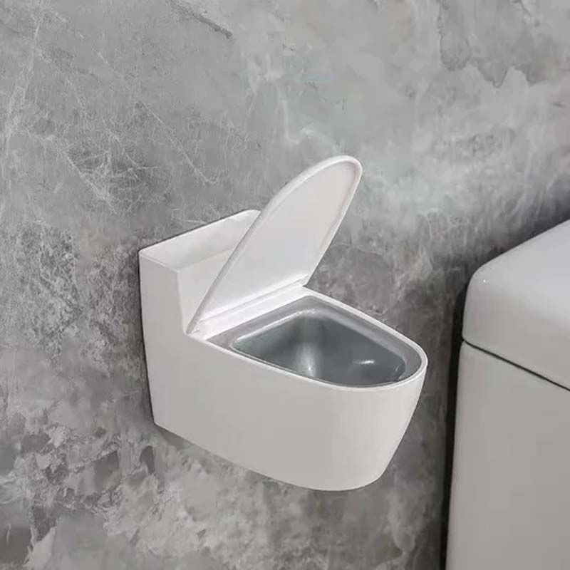 Moderne sølv-guld-hvid toilet askebæger, der ligner et miniaturetoilet, lavet af holdbart ABS-plast.