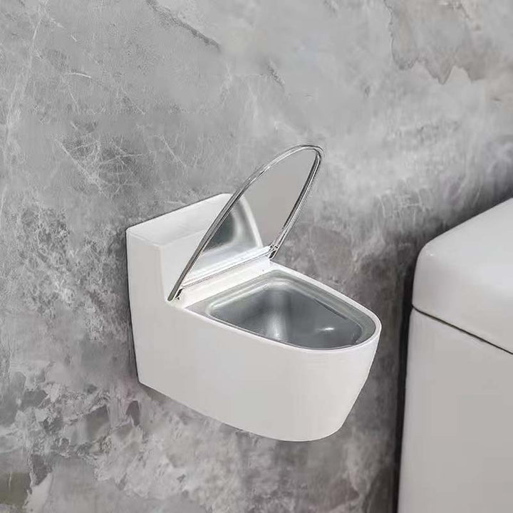 Moderne sølv-guld-hvid toilet askebæger, der ligner et miniaturetoilet, lavet af holdbart ABS-plast.