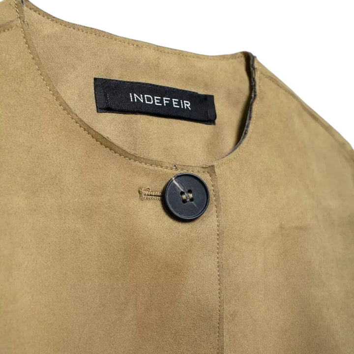 "Moderni naisten beige bleiseri, pitkät hihat, tyylikäs ja elegantti; täydellinen arkeen ja juhlaan."