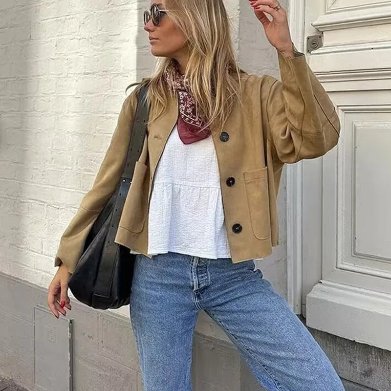 "Moderni naisten beige bleiseri, pitkät hihat, tyylikäs ja elegantti; täydellinen arkeen ja juhlaan."