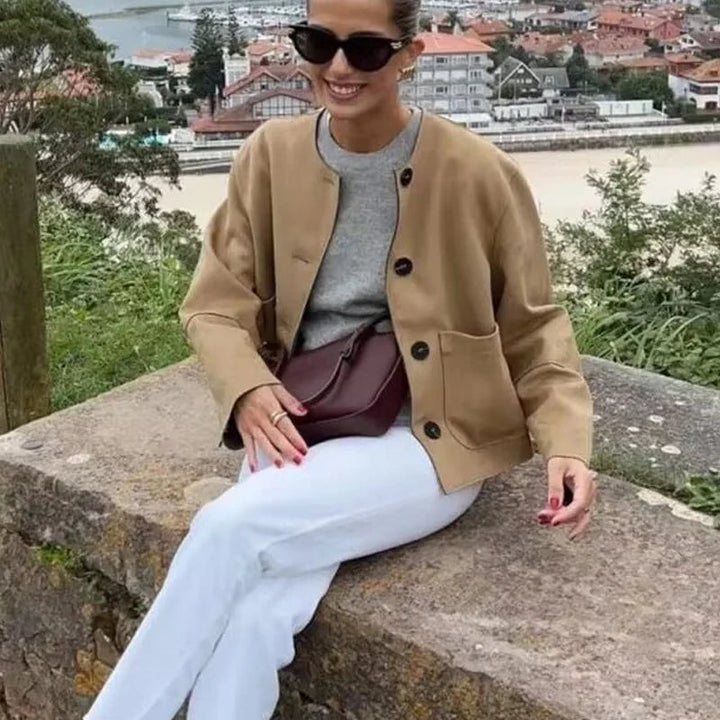"Moderni naisten beige bleiseri, pitkät hihat, tyylikäs ja elegantti; täydellinen arkeen ja juhlaan."