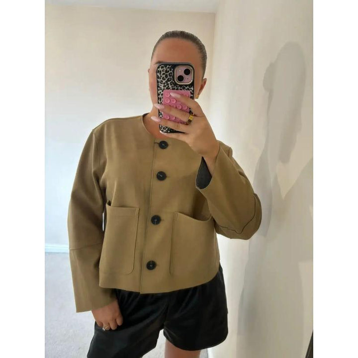 "Moderni naisten beige bleiseri, pitkät hihat, tyylikäs ja elegantti; täydellinen arkeen ja juhlaan."