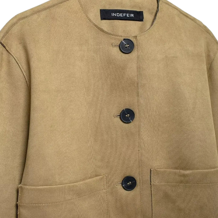 "Moderni naisten beige bleiseri, pitkät hihat, tyylikäs ja elegantti; täydellinen arkeen ja juhlaan."