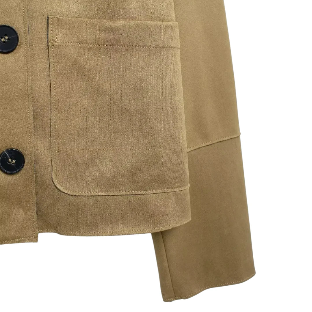"Moderni naisten beige bleiseri, pitkät hihat, tyylikäs ja elegantti; täydellinen arkeen ja juhlaan."
