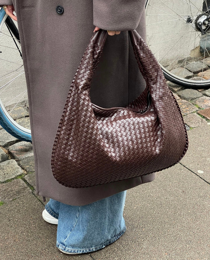 Moderne damehåndtaske, fås i rød, sort, blå eller mørkebrun, rummelig og praktisk med flere rum, velegnet til hverdagsbrug.