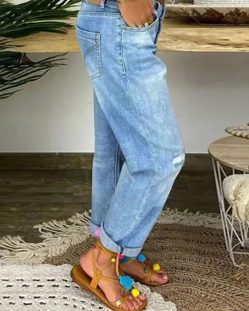 Moderne dame baggy jeans, løs blå model, behagelig og afslappet pasform perfekt til hverdagsbrug og byture.