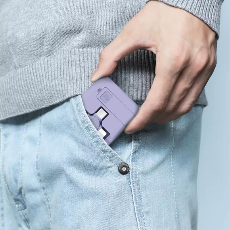 "Monikäyttöinen 3-in-1-puhelinteline ja latauskaapeli, sisältää Lightning, MicroUSB ja Type-C. Useita värivaihtoehtoja."