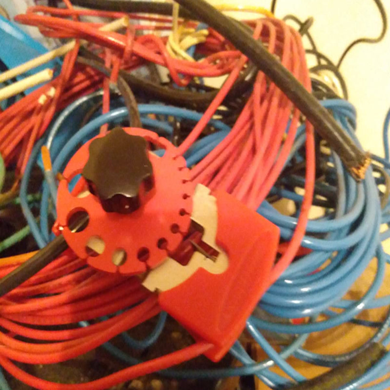 Multifunktionel kabelstripper, justerbare blade, kompakt størrelse, praktisk håndværktøj til kabelafisolering.