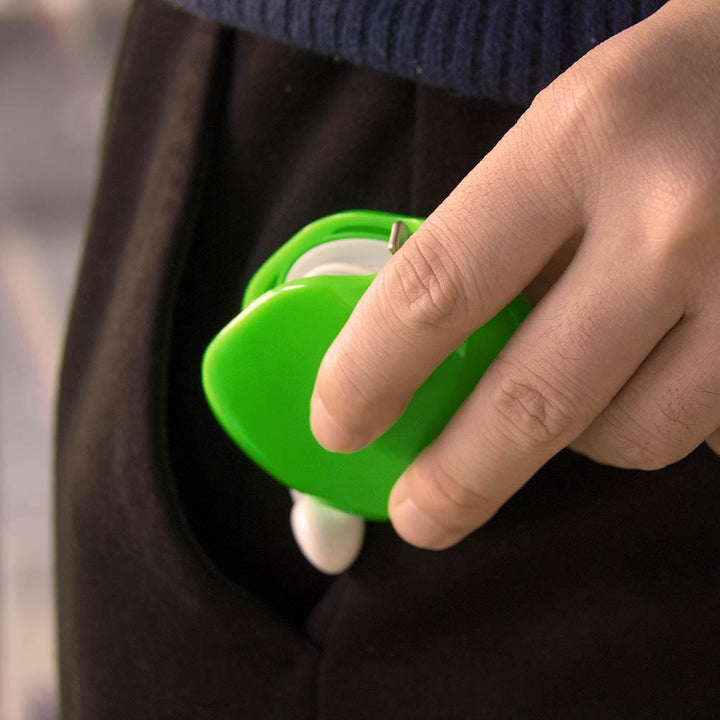 Multifunktionel kabelholder til høretelefoner i forskellige farver, holder kabler organiseret og nemme at få fat i.