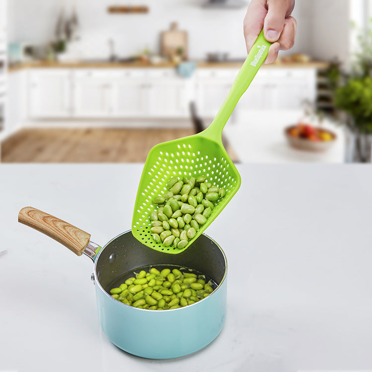 Multifunktionel skeformet si, farverigt køkkenredskab til dræning af pasta og grøntsager.