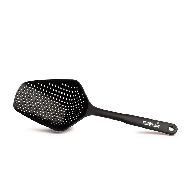 Multifunktionel skeformet si, farverigt køkkenredskab til dræning af pasta og grøntsager.